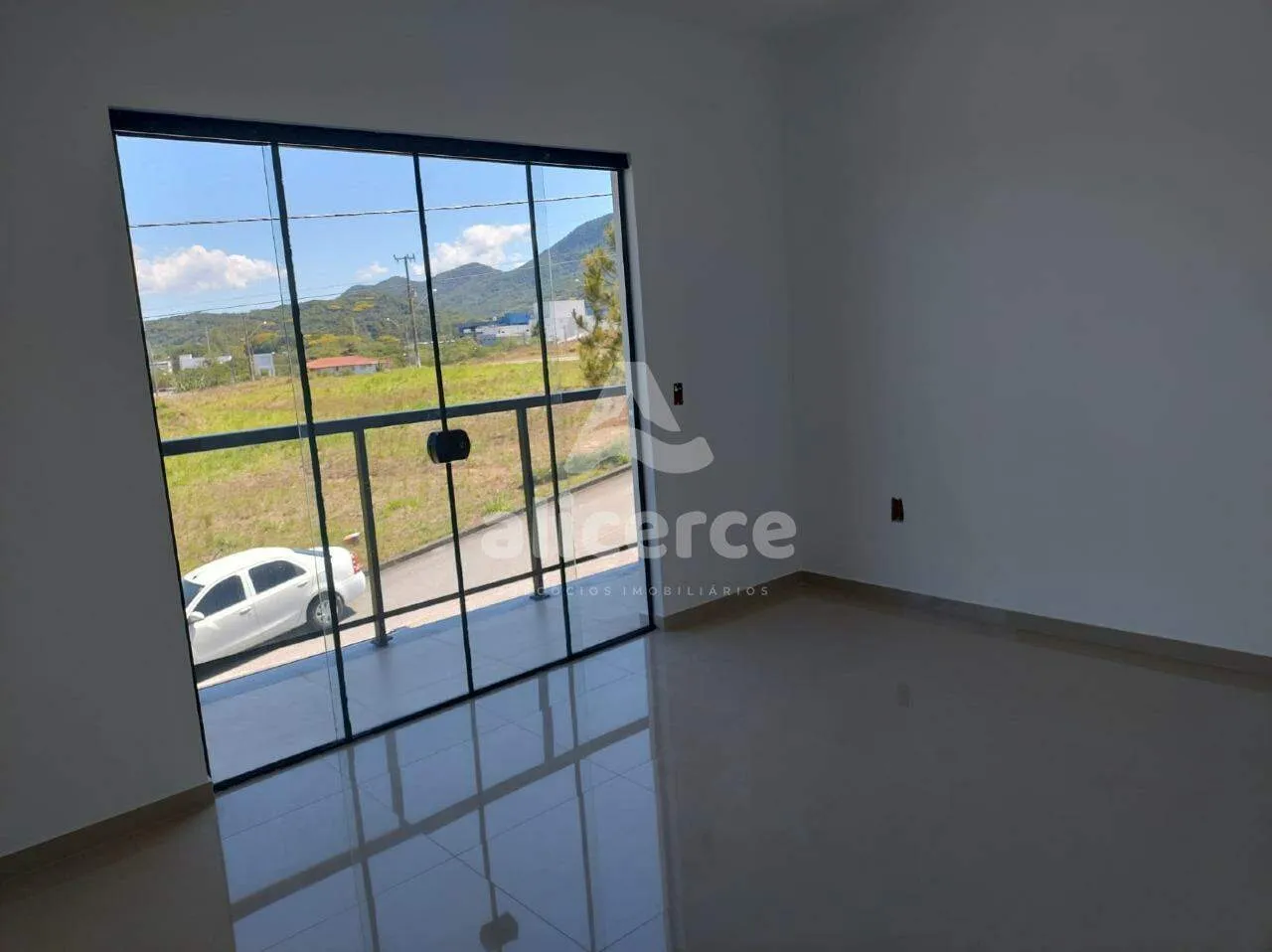 Imagem Sobrado Novo à Venda - 2 Dormitórios I 2 Suítes I Passagem Lateral - em São José/SC