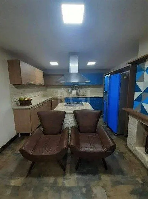 Imagem Casa com 233m², 2 dormitórios sendo 1 suíte, living com lareira, espaço gourmet com churrasqueira, pátio e 2 vagas de garagem no bairro Sarandi