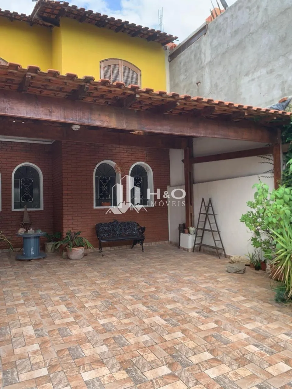 Imagem Sobrado à venda no bairro Jacuí com 100m², 3 dormitórios, quintal e 4 vagas de garagem