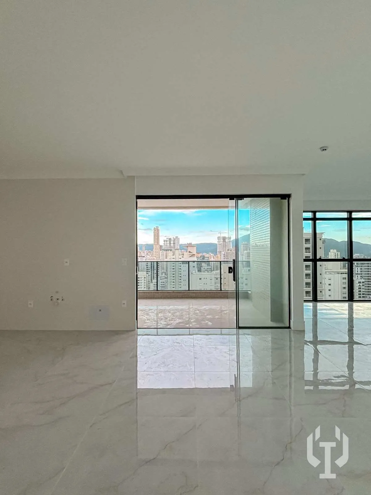 Imagem Apartamento de 3 suítes e 3 vagas de garagem em Meia Praia