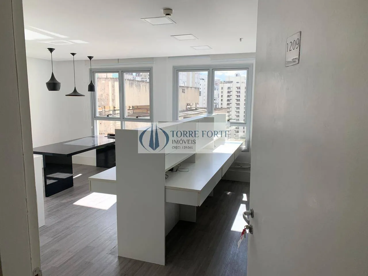 Imagem Ótima sala comercial com 35 m² 1 banheiro 1 copa, varanda 1 vaga de garagem