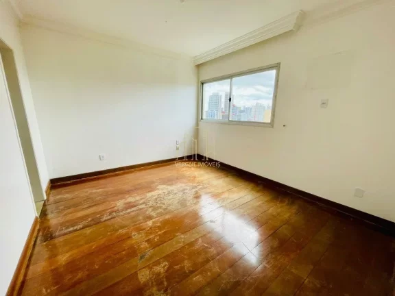 Imagem Apartamento amplo e bem localizado com quatro quartos e varanda a venda no Itaigara