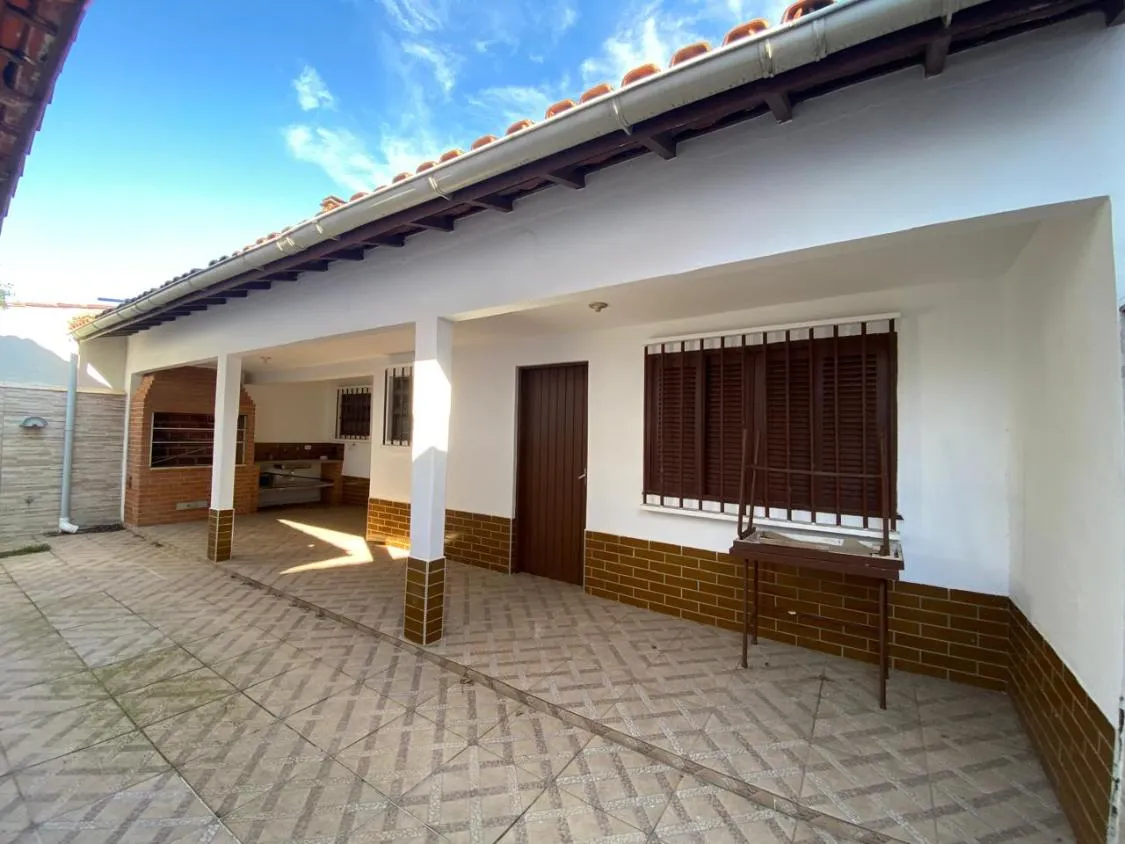 Imagem CASA COM EDÍCULA, 3 DORMITÓRIOS SENDO 1 SUÍTE PARA LOCAÇÃO NO CENTRO DE ITANHAÉM