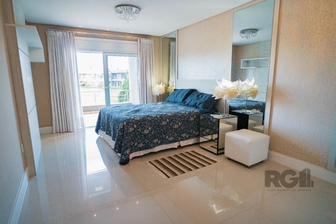 Imagem Oportunidade Única! Casa em Condomínio à Beira do Lago com 4 Suítes, sendo uma Térrea e uma Suíte Master Espetacular!