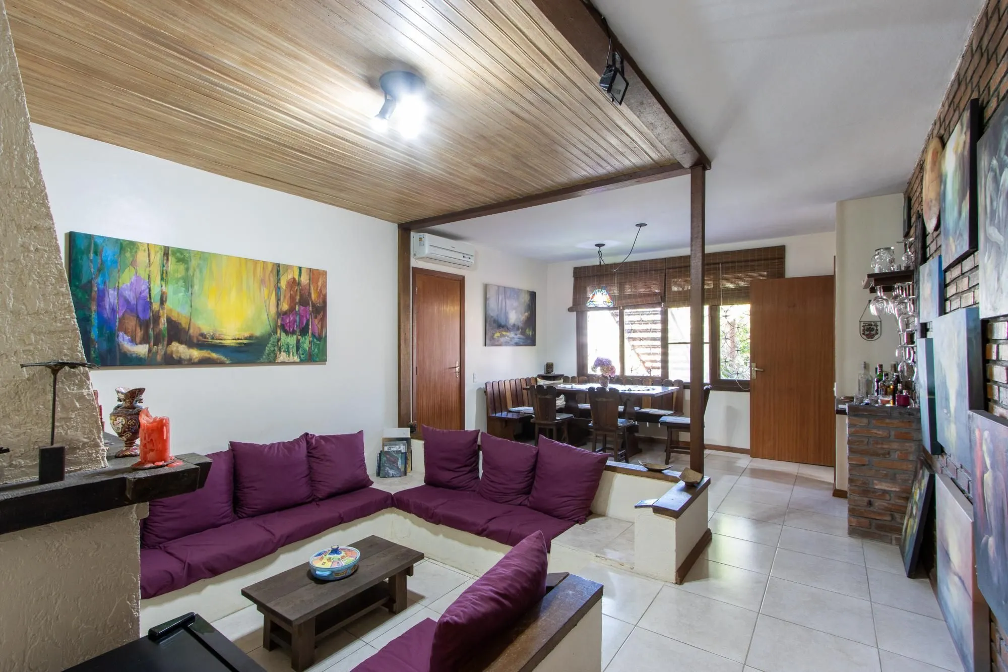 Imagem Casa de Alvenaria, possui 3 dormitórios, uma suíte, hall de entrada, lavabo, living com lareira, cozinha ampla com armários, área gourmet com churrasqueira, corredor, pátio e 4 vagas de garagem, uma construção em anexo que possui hall de entrada, lavabo, 