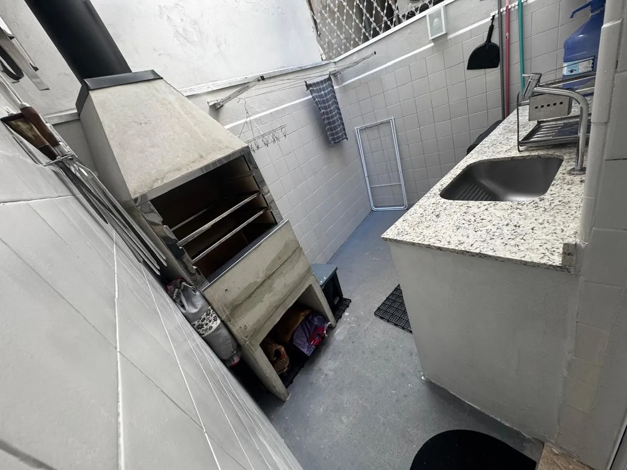 Imagem Apartamento de 2 Dormitórios totalmente reformado com churrasqueira