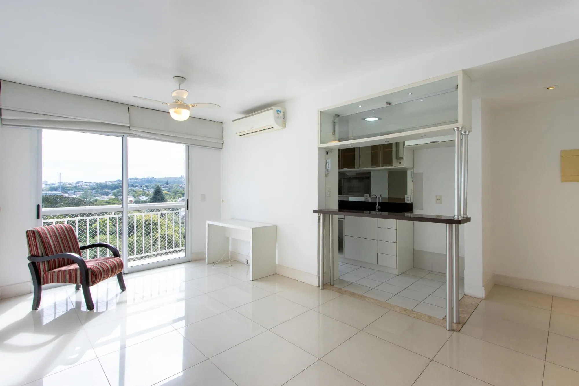 Imagem Apartamento no Bairro Cristal de 3 dormitórios,1 Suíte, Semi mobiliado com 1 vaga escriturada