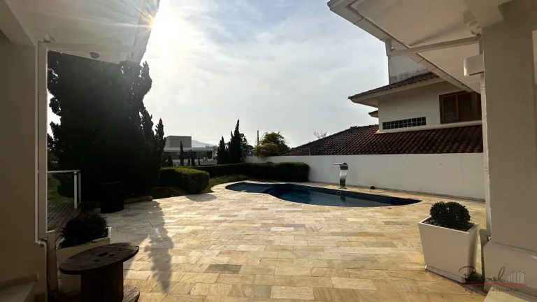 Imagem Belíssima casa totalmente mobiliada de alto padrão com 3 suítes, sendo 1 suíte master com banhei...
