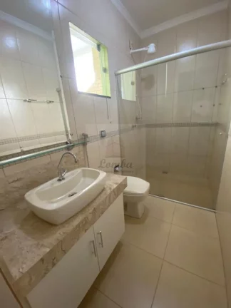 Imagem Aluguel de Casa em Condomínio de Luxo em Cuiabá-MT, Jardim Mossoró: 2 Quartos, 2 Suítes, 3 Salas, 3 Banheiros, 2 Vagas de Garagem.