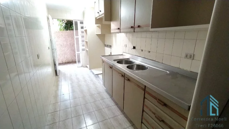 Imagem Casa, 04 quartos c/suíte, 02 subsolos tipo bunker, com 05 ambientes subterrâneos amplos, ideal para adega e estúdio, em Curitiba PR
