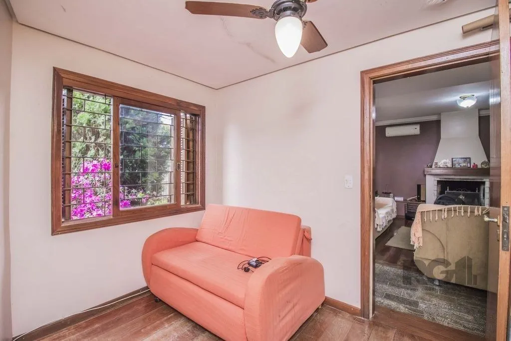 Imagem Casa de 329m² - 4 dormitórios, 1 suíte, 6 vagas no bairro Vila Jardim