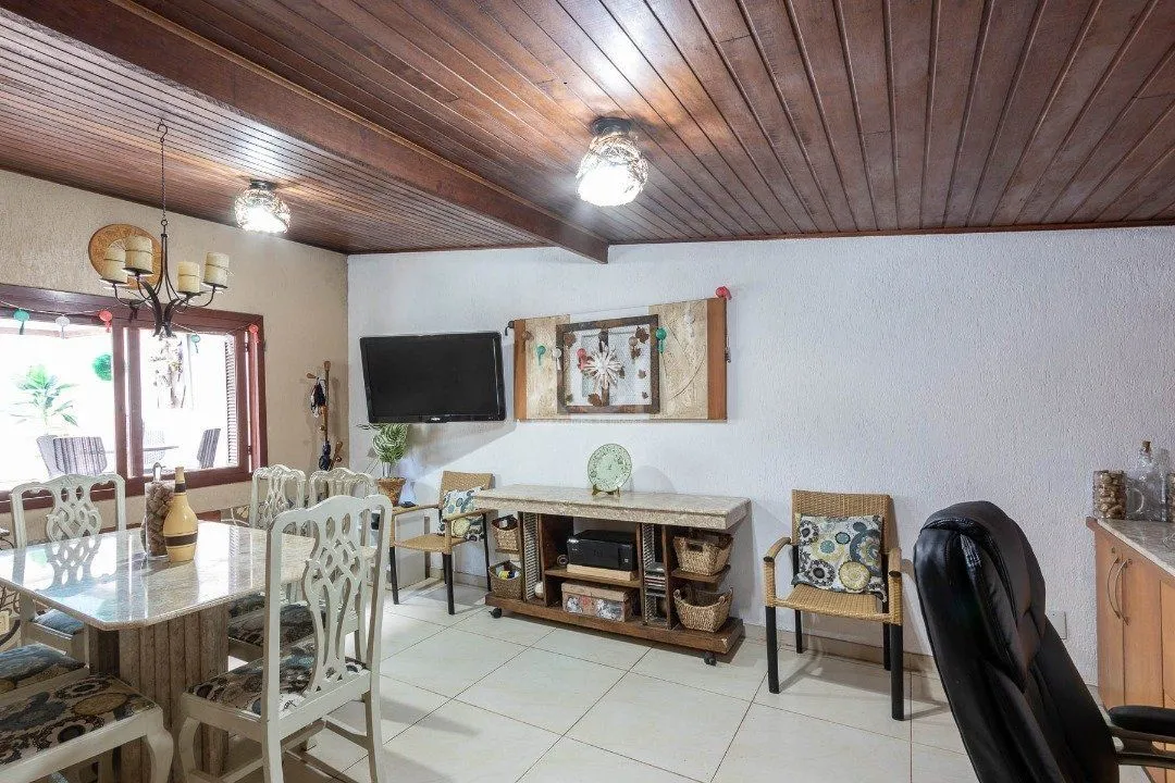 Imagem Casa para Venda com 3 dormitórios, sendo 1 suites e 4 vagas no bairro Ipanema