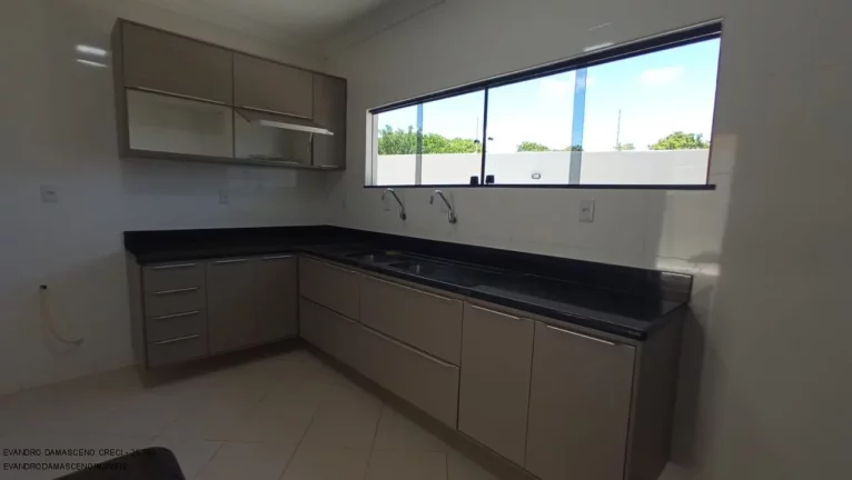 Imagem Casa de Luxo à Venda em Buraquinho, Lauro de Freitas-BA: 4 Quartos, 3 Suítes, 3 Salas, 2 Banheiros, 13 Vagas, 350m²!