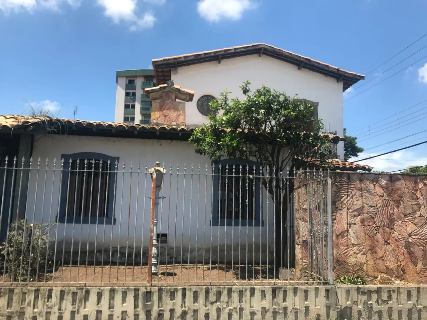 Imagem Sobrado de Esquina com 368,50m² no Centro de Pinda - Ótima Oportunidade para Residência ou Comércio de Sucesso!