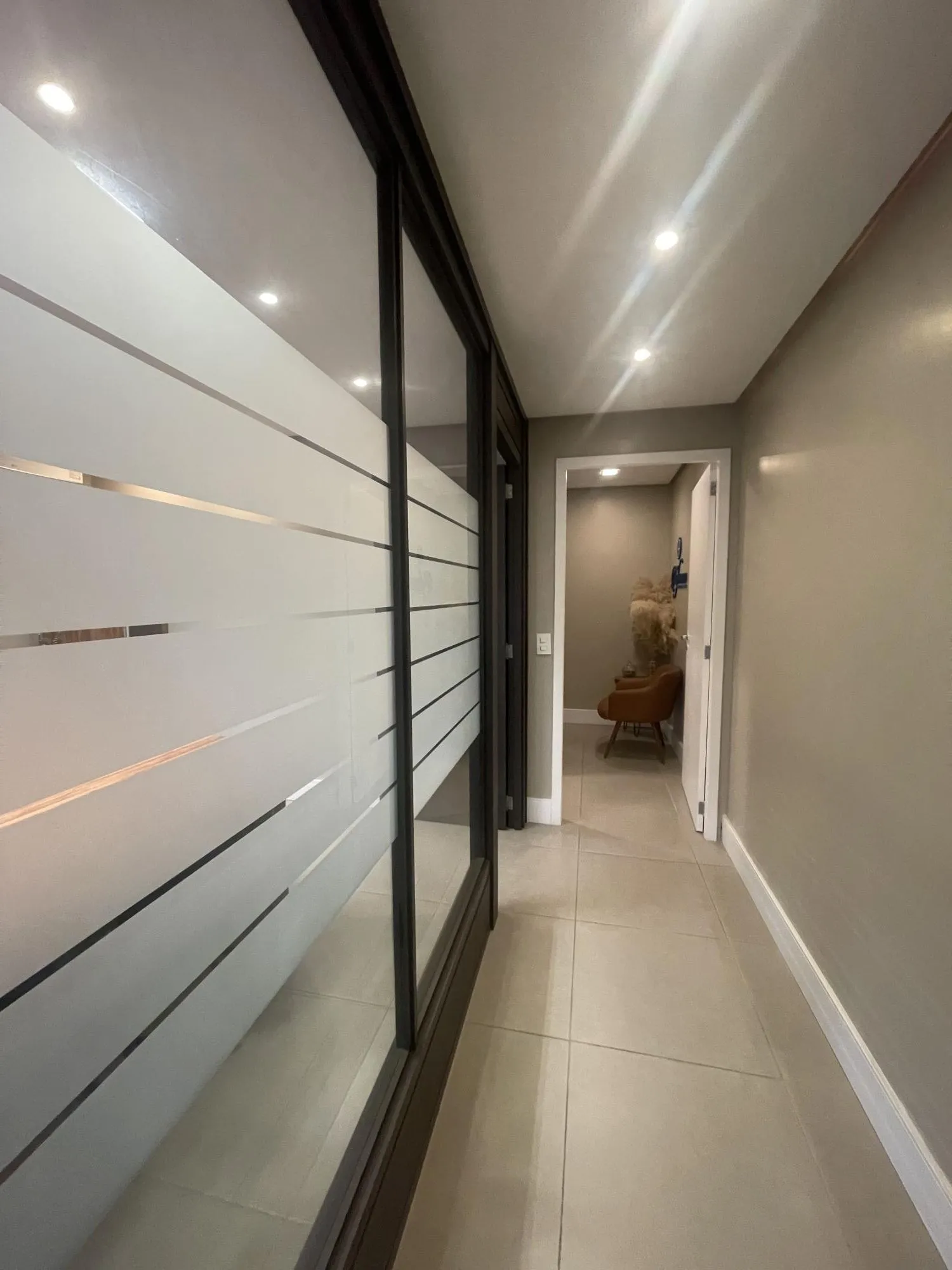Imagem Ampla sala comercial com vaga de garagem escriturada