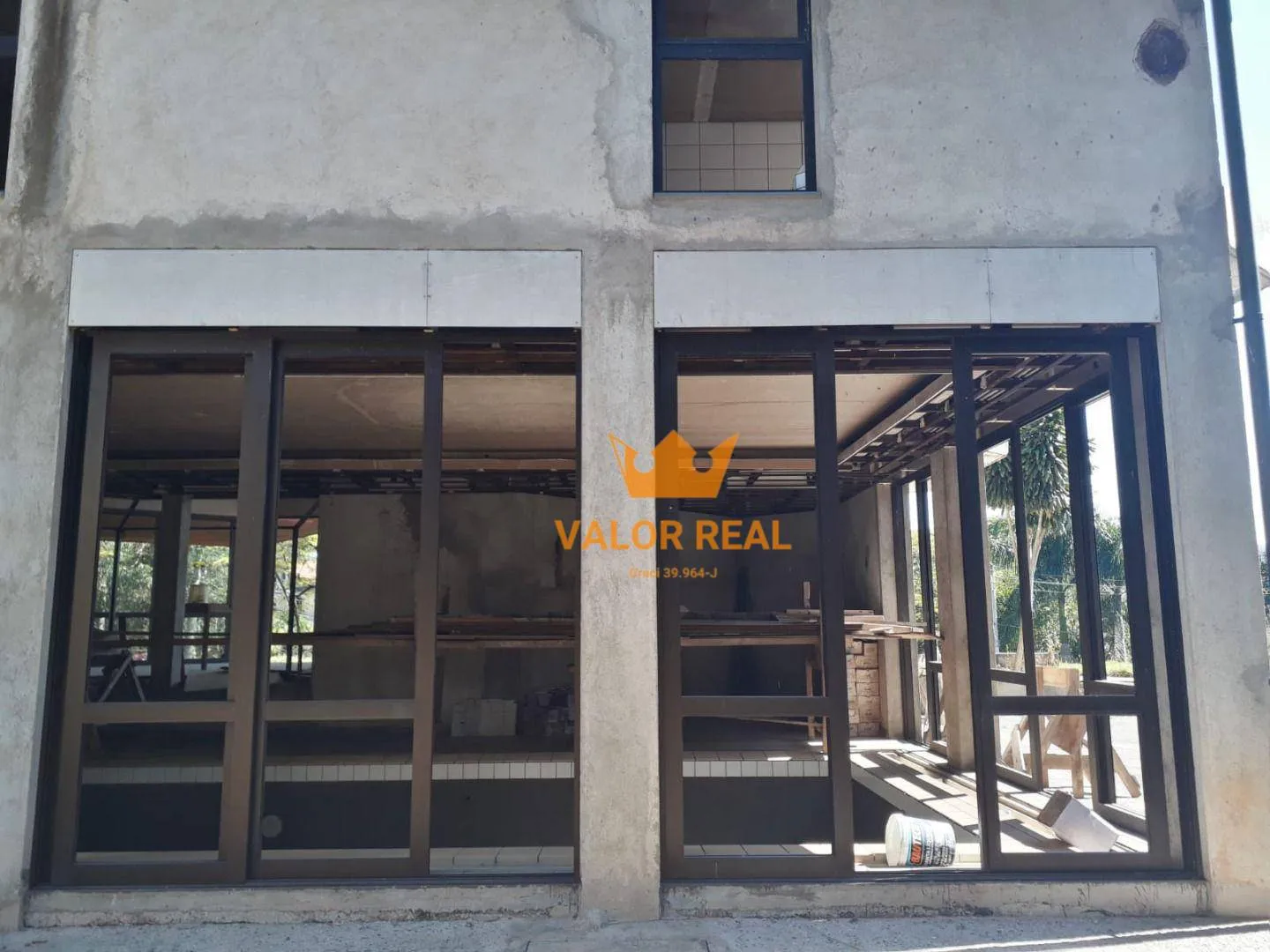Imagem Magnifica casa em construção de alto padrão, possuindo 3.005m e mais 796m de área construida , possuindo um excelente design.