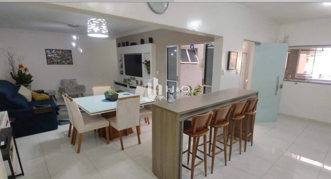 Imagem Oportunidade Sobrado Amplo no Jardim Fernandes - 210m², 3 Dormitórios e 5 Vagas