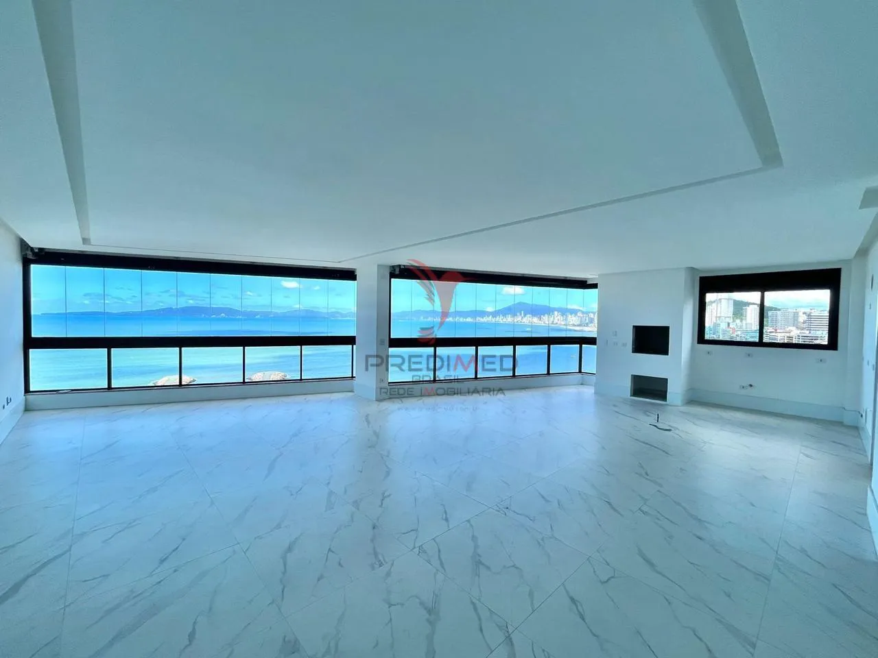 Imagem Pé na areia em Itapema com 4 Suites, living integrado, churrasqueira, 3 vagas ,vista mar