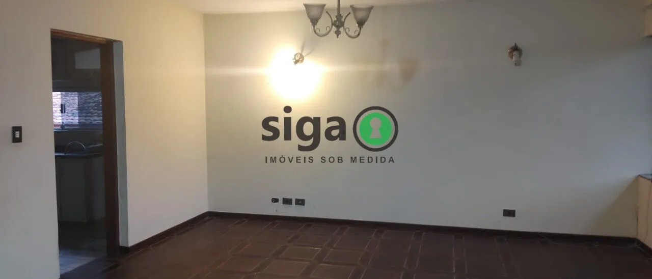 Imagem Sobrado de alto padrão com 500m², 4 suítes e ampla área verde em Interlagos