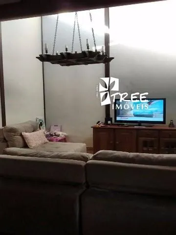 Imagem LOCAÇÃO DE CASA RESIDENCIAL/COMERCIAL NO CENTRO DE ARUJÁ/SP, com 2 quartos, sala c/ 2 ambientes, varanda na frente e nos fundos e 1 vaga. CONSULTE-NOS