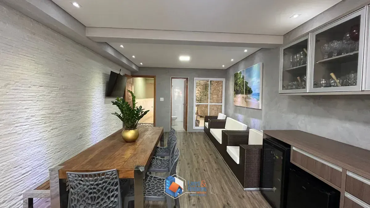 Imagem Sobrado para venda em Jardim Regina com 3 quartos, sendo 3 suítes, 183m²