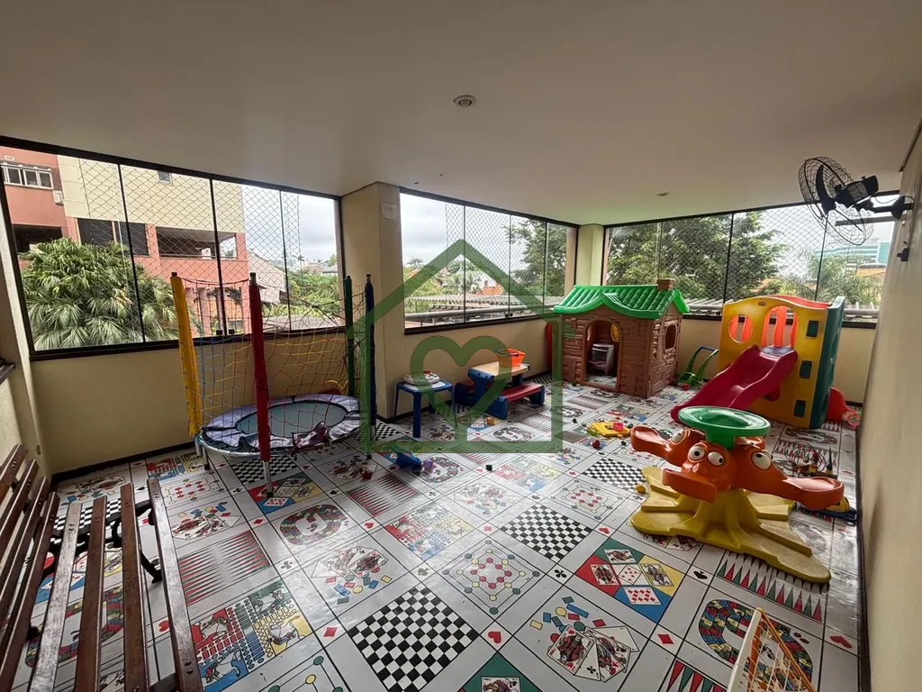 Imagem Vendo Apartamento reformado e semi mobiliado com três dormitórios, sendo um suíte, 800 metros do ...