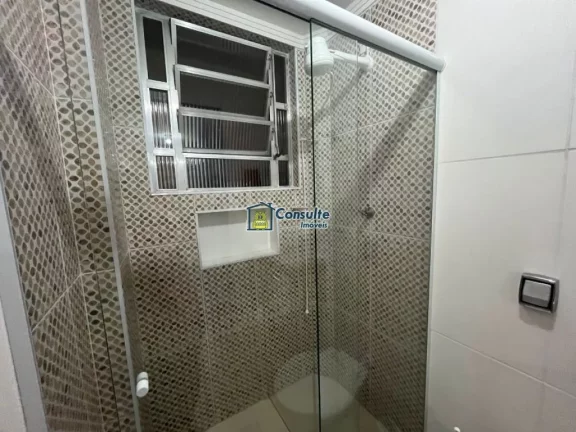 Imagem "Viva a experiência de morar pertinho da areia, em um apartamento aconchegante de 1 dormitório, porteira fechada, situado a poucos passos da praia, com uma vista lateral encantadora do mar que torna cada dia mais especial." Por apenas R$ 270.000,00. Agend