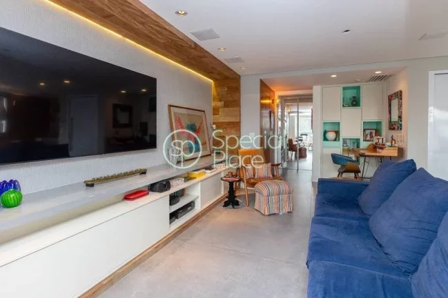Imagem Totalmente reformado, apto com 201m² com planta versátil e super bem localizado. Amplo living com ...
