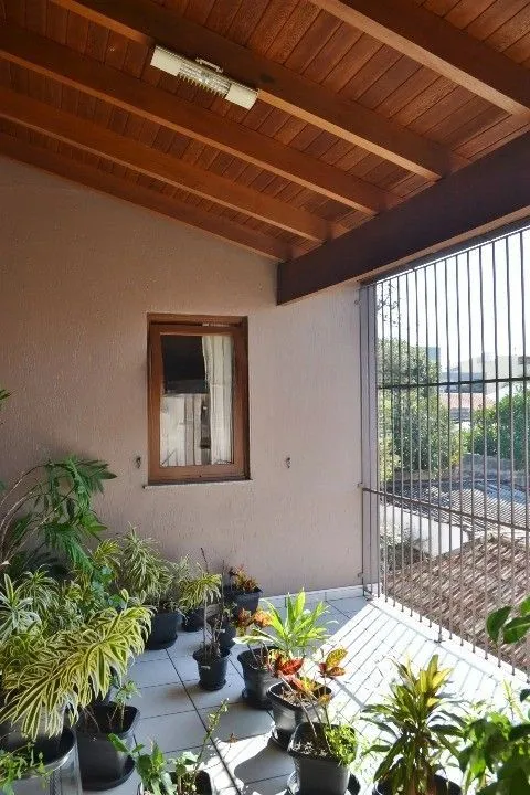 Imagem Casa Comercial e Residencial com 518m² (4 quartos / 5 banheiros / 3 vagas garagem) no Bairro Partenon localizada à meia quadra da Av. Bento Gonçalves.