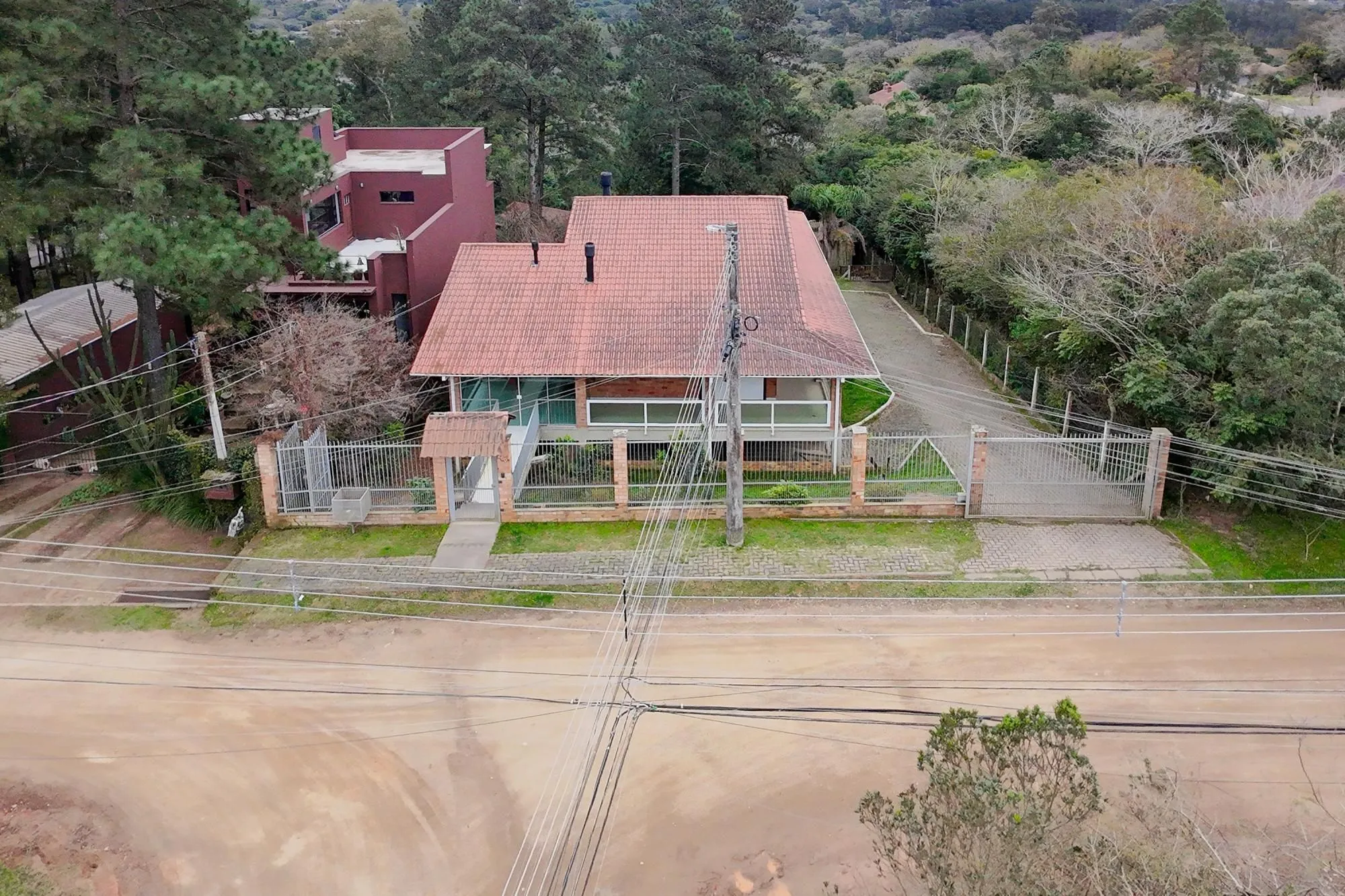 Imagem Casa de alvenaria, com 3 dormitórios, 1 suíte, living, cozinha, lavanderia, churrasqueira, banheiro social, pátio e 4 vagas de garagem.