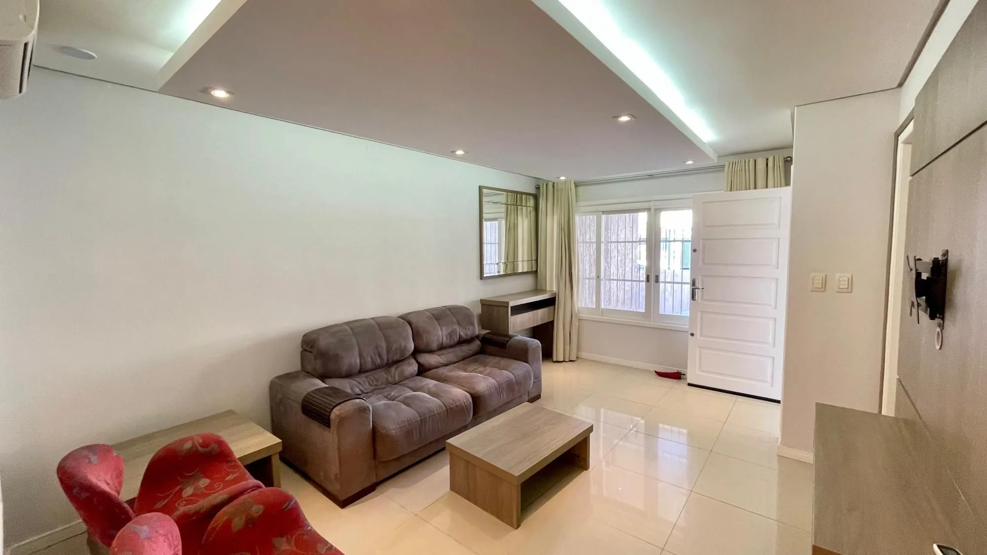 Imagem Casa com piscina, 3 suítes, desocupada, Rua Leite de Castro- Jardim Itu Sabará