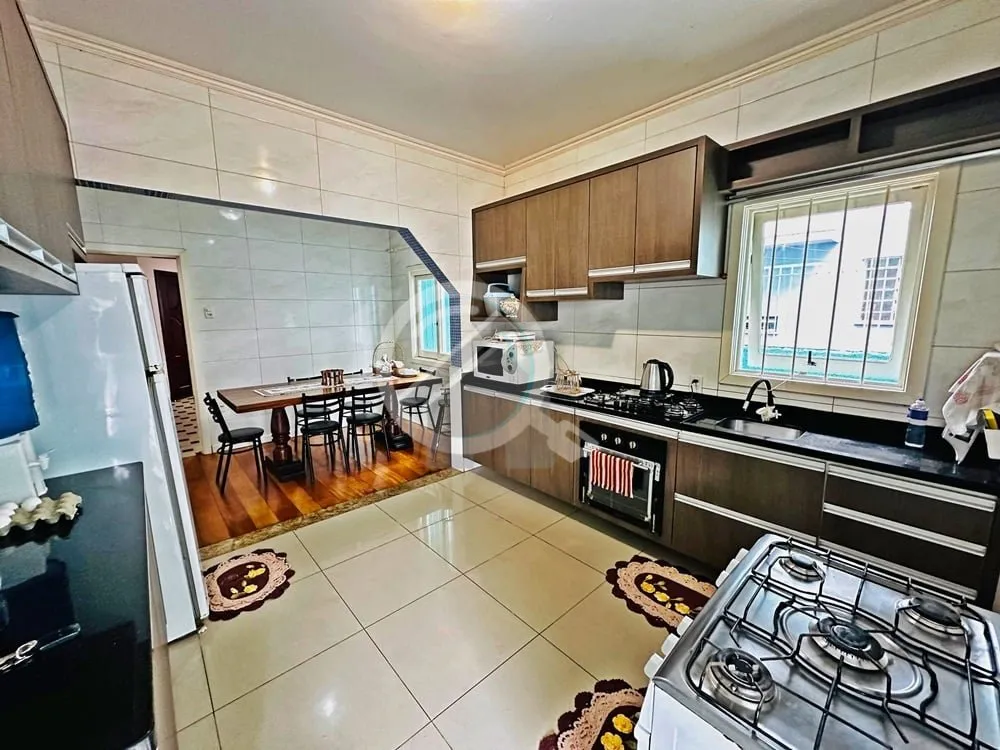 Imagem Casa, 2 pisos, no bairro Floresta, com 4 dormitórios, sala ampla, cozinha, 3 banheiros, lavabo. Vag...