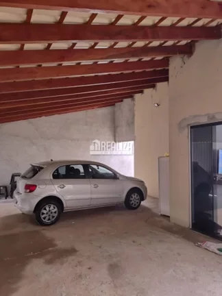 Imagem Casa à venda no Loteamento Ilha Bela, Uberaba: 2 dormitórios, cozinha, garagem coberta e muito mais!