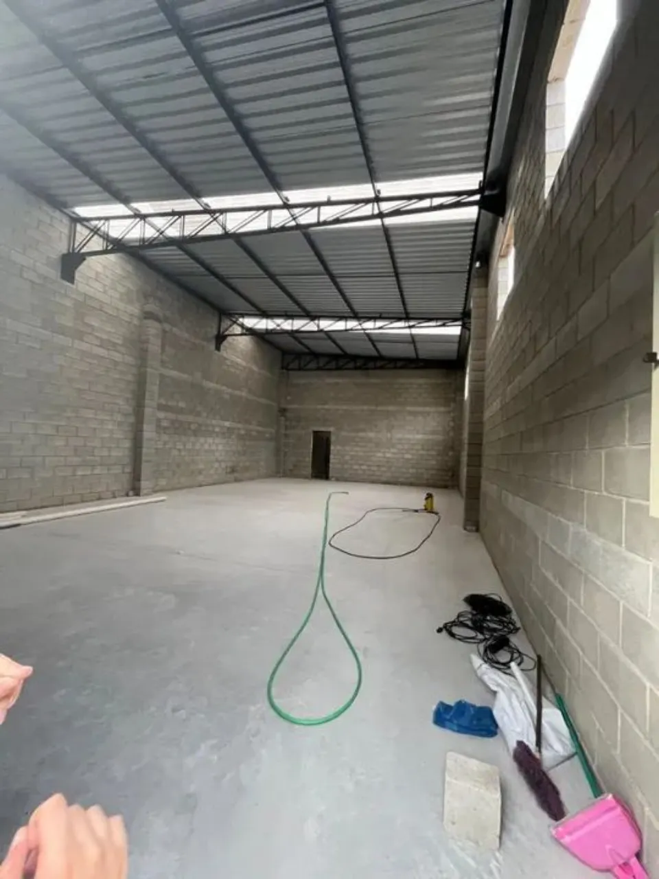 Imagem Barracão Industrial à Venda ou Locação em Sorocaba-SP, Bairro Morros: 1 Sala, 2 Banheiros, 5 Vagas de Garagem, 120m².
