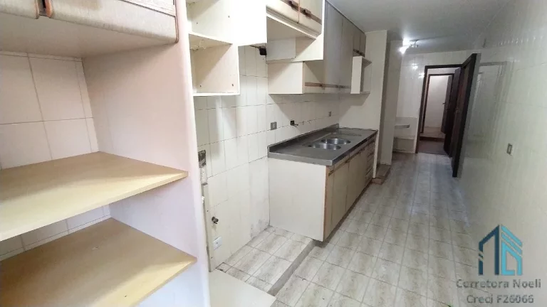 Imagem Casa, 04 quartos c/suíte, 02 subsolos tipo bunker, com 05 ambientes subterrâneos amplos, ideal para adega e estúdio, em Curitiba PR