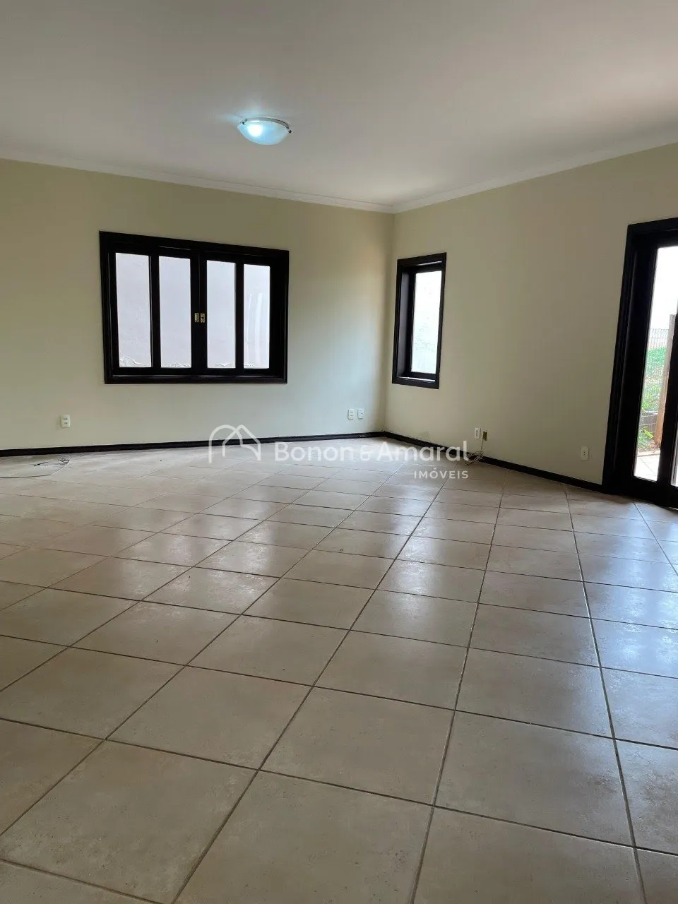 Imagem Casa em condomínio à venda, 3 suítes, salas integradas, 230 m² com vista para as montanhas em Sousas