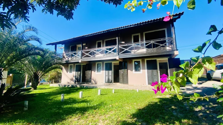Imagem Pousada Comercial à Venda em Garopaba-SC: 3 Quartos, 4 Banheiros, 5 Vagas, 230m² - Não Perca!