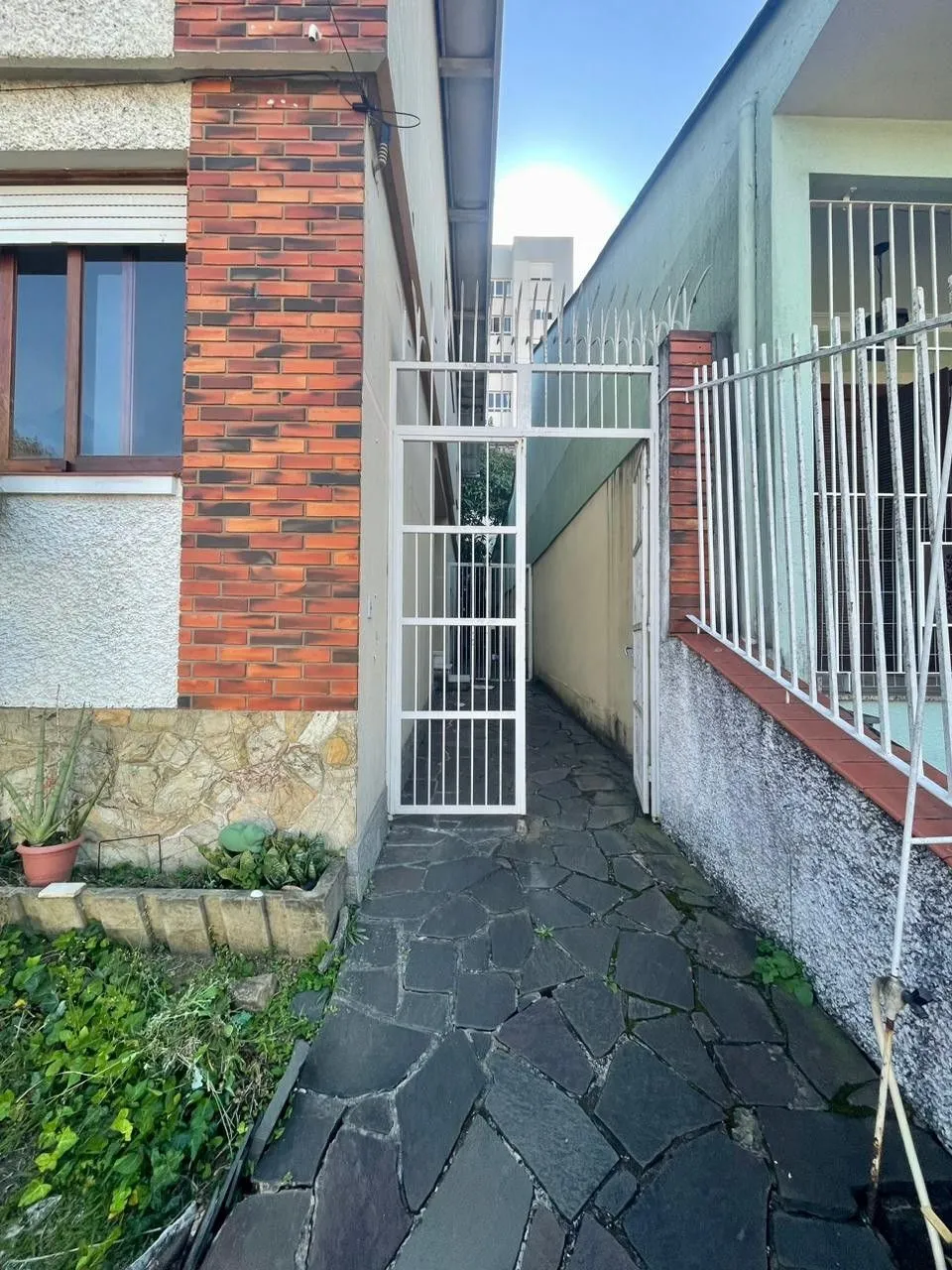 Imagem Sobrado Com 4 dormitórios, 1 suíte e 228M² no Bairro Petrópolis -Porto Alegre