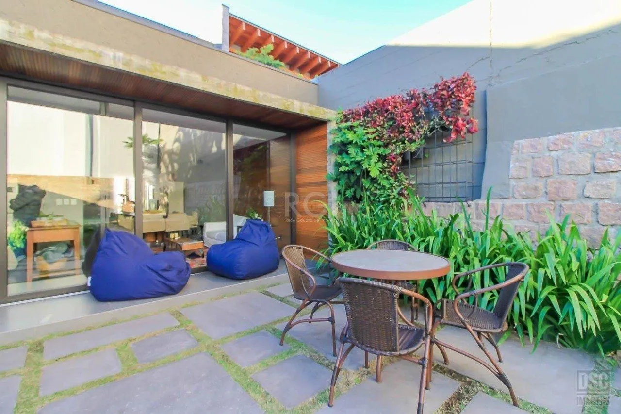 Imagem Casa para Venda - 238m², 3 dormitórios, sendo 3 suites, 6 vagas - Três Figueiras