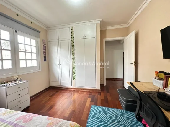 Imagem Esta encantadora casa de estilo sobrado oferece um ambiente espaçoso e confortável, com uma excele...