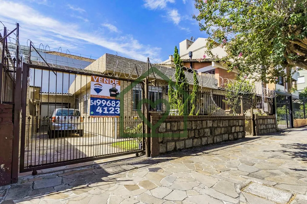 Imagem Descubra seu novo lar nesta encantadora casa localizada em Porto Alegre, situada na calma e segura R...