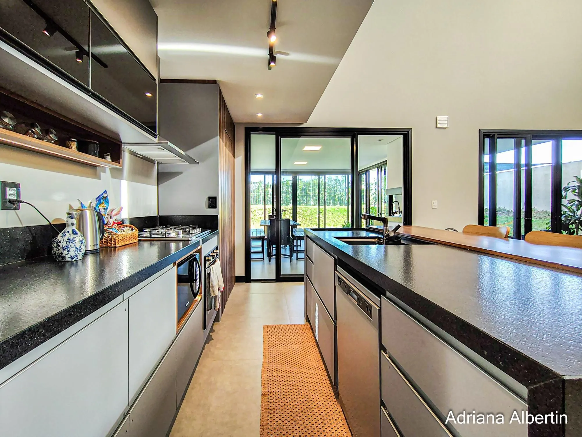 Imagem Casa com 345m², piscina e vista para o Guaiba