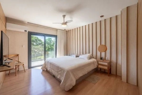 Imagem Casa com 3 suítes amplas, além de uma sala generoso com lareira e 2 vagas de garagem.