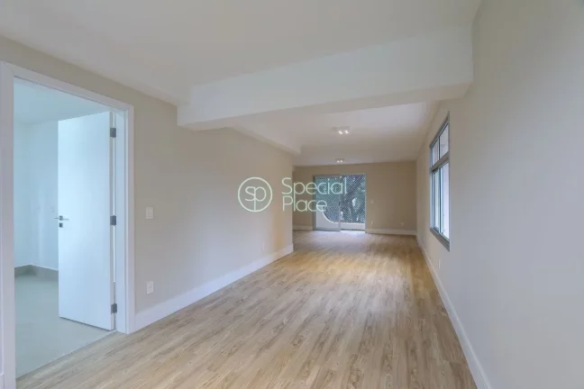 Imagem Conforto e praticidade são reunidos neste apartamento de três suítes no Campo Belo. Saindo do hal...