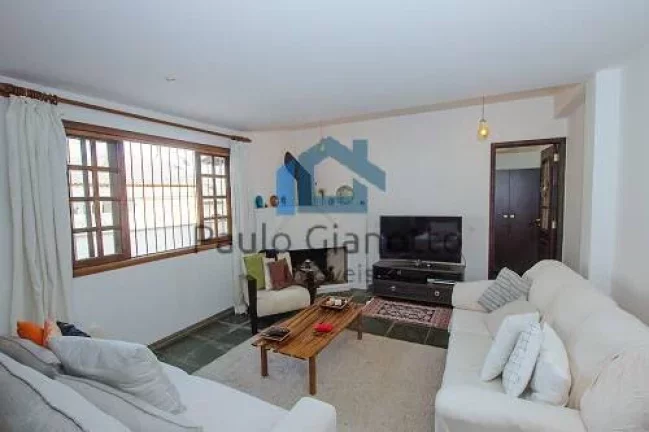 Imagem Casa estilo chácara c/ galpão próxima ao Centro de Cotia