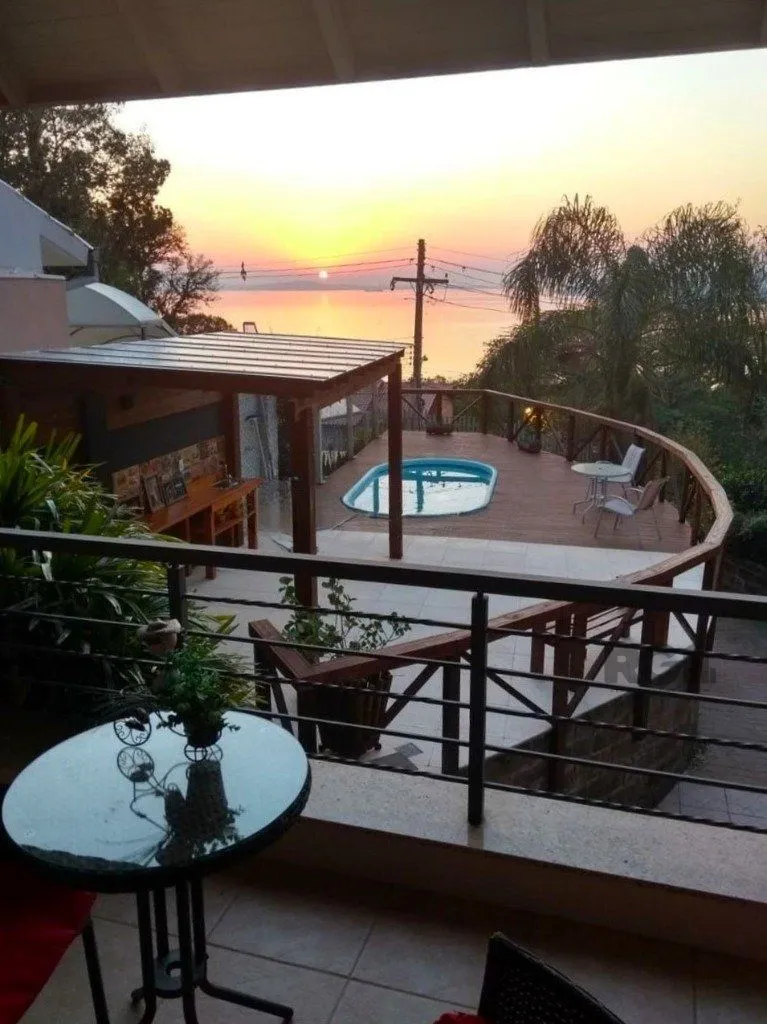 Imagem Casa de 307m² - 3 dormitórios, piscina, 4 vagas no bairro Espírito Santo