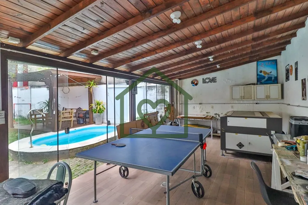 Imagem Bem-vindo a esta encantadora casa à venda em Porto Alegre, situada no coração do bairro Santo Ant...