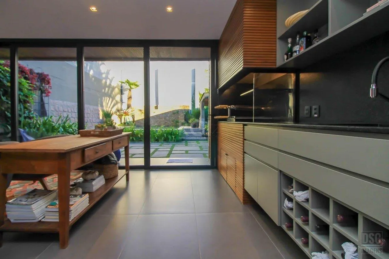 Imagem Casa para Venda - 238m², 3 dormitórios, sendo 3 suites, 6 vagas - Três Figueiras