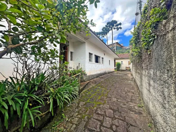 Imagem Casa à venda no centrinho do Capivari em Campos do Jordão | Terreno plano com alto potencial de investimento
