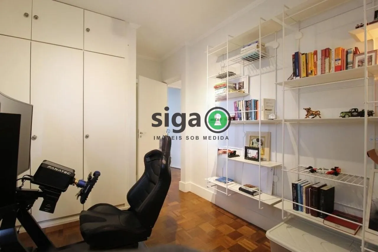 Imagem Apartamento sofisticado em Moema com reforma impecável e 2 vagas fixas.